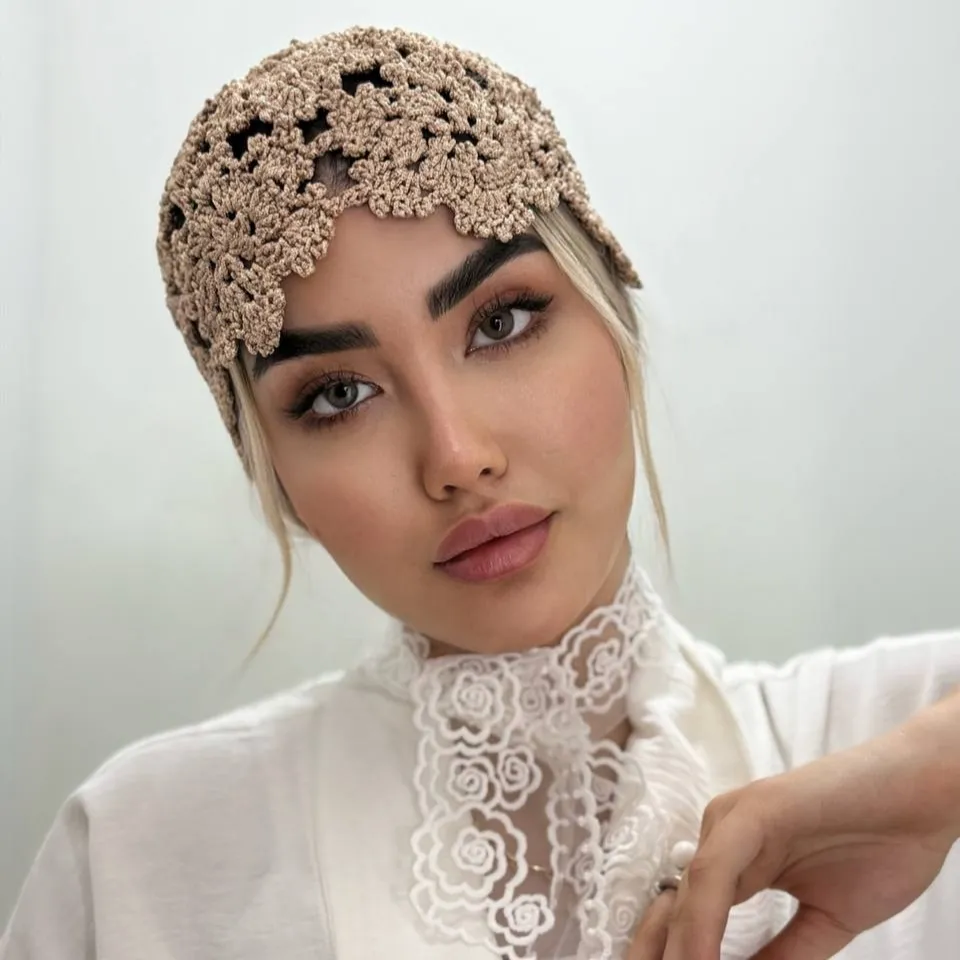کلاه قلاب بافی سه گل نسکافه ای کلاه قلاب بافی سه گل